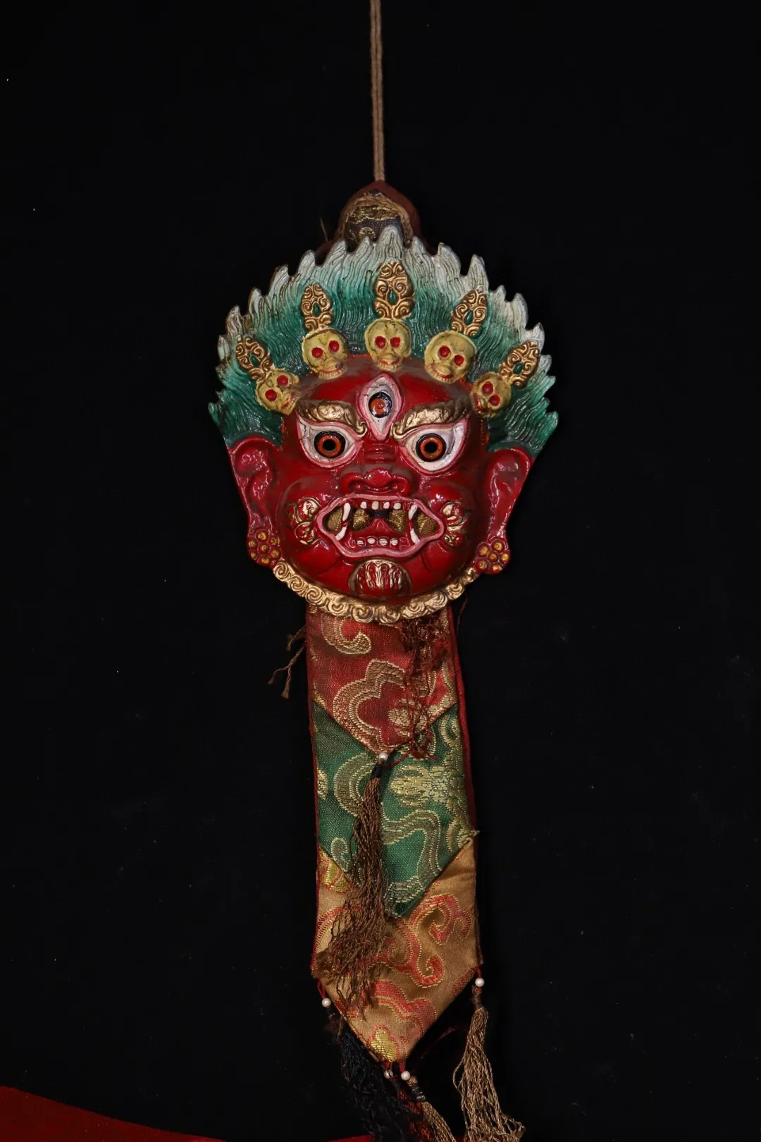 

Nepalese Tibetan copper tire handmade inlaid with gemstones, painted with gold, Vajra hand portrait, mask with hanging accessori