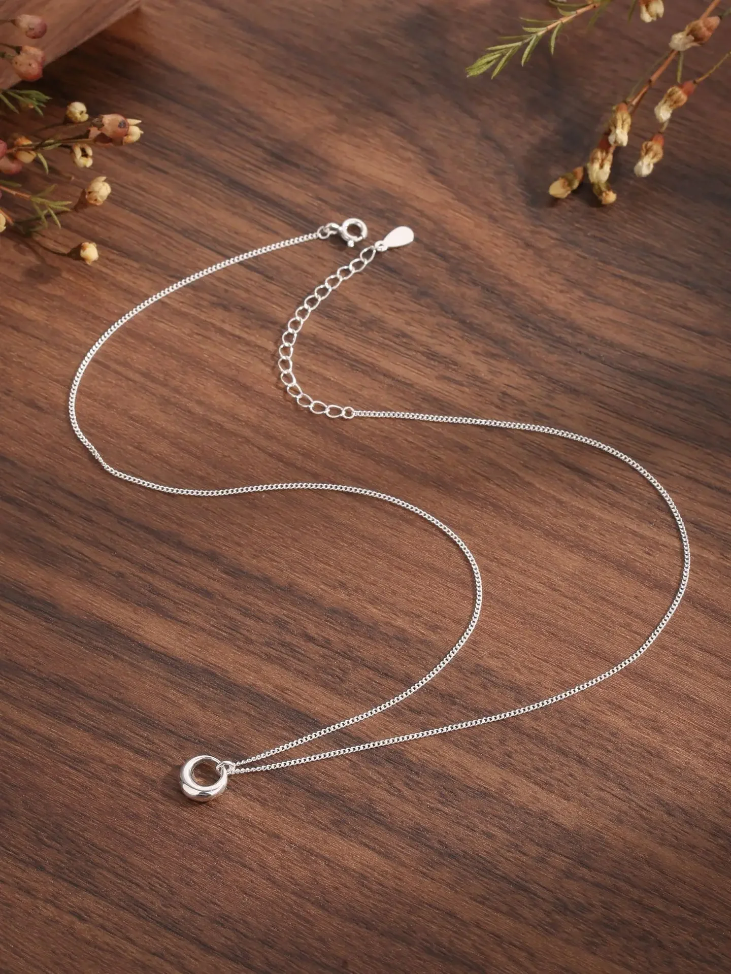 The new European and American s925 silver geometric circle shaped women's necklace is simple, fashionable, and versatile