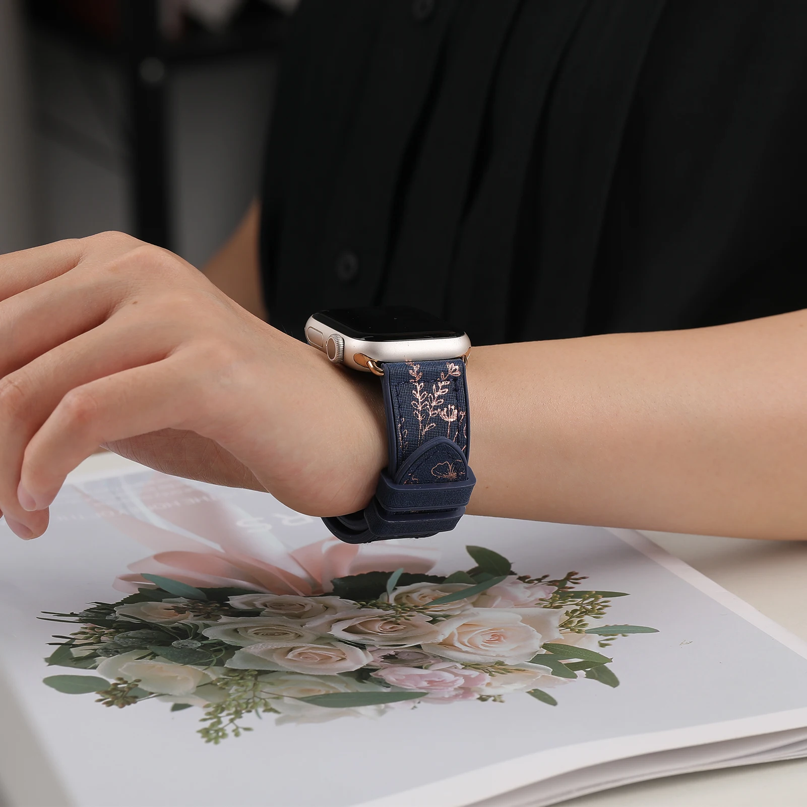 Elegant Silicone Band for Apple Watch – Premium Accessory Bracelet