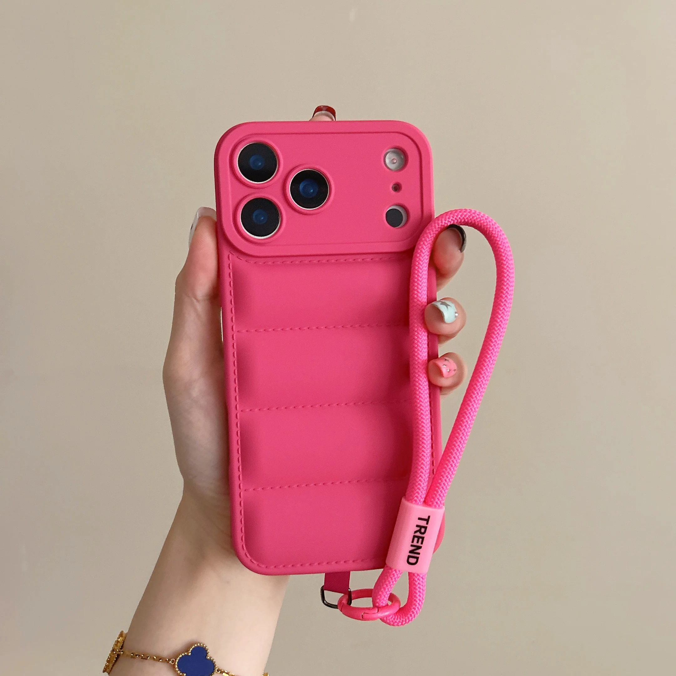 ตัวเลือกสินค้า เคสแข็งกันกระแทก iPhone รุ่นใหม่ ดีไซน์หรูหรา