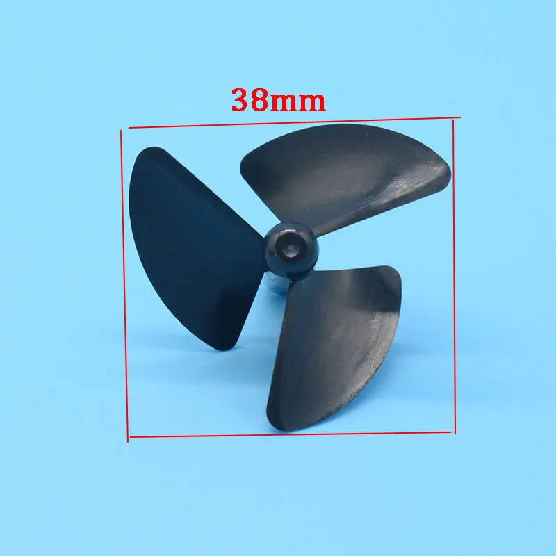 Hélice 3 pales 38mm pour bateau RC, angle avant mettant en valeur la forme aérodynamique