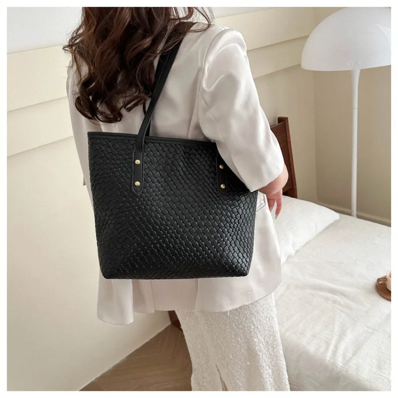 Fashion Retro Large Capacity Bag for Women 2024 New Versatile Handheld Tote Bag Light Luxury Shoulder Underarm Bag Cross Border