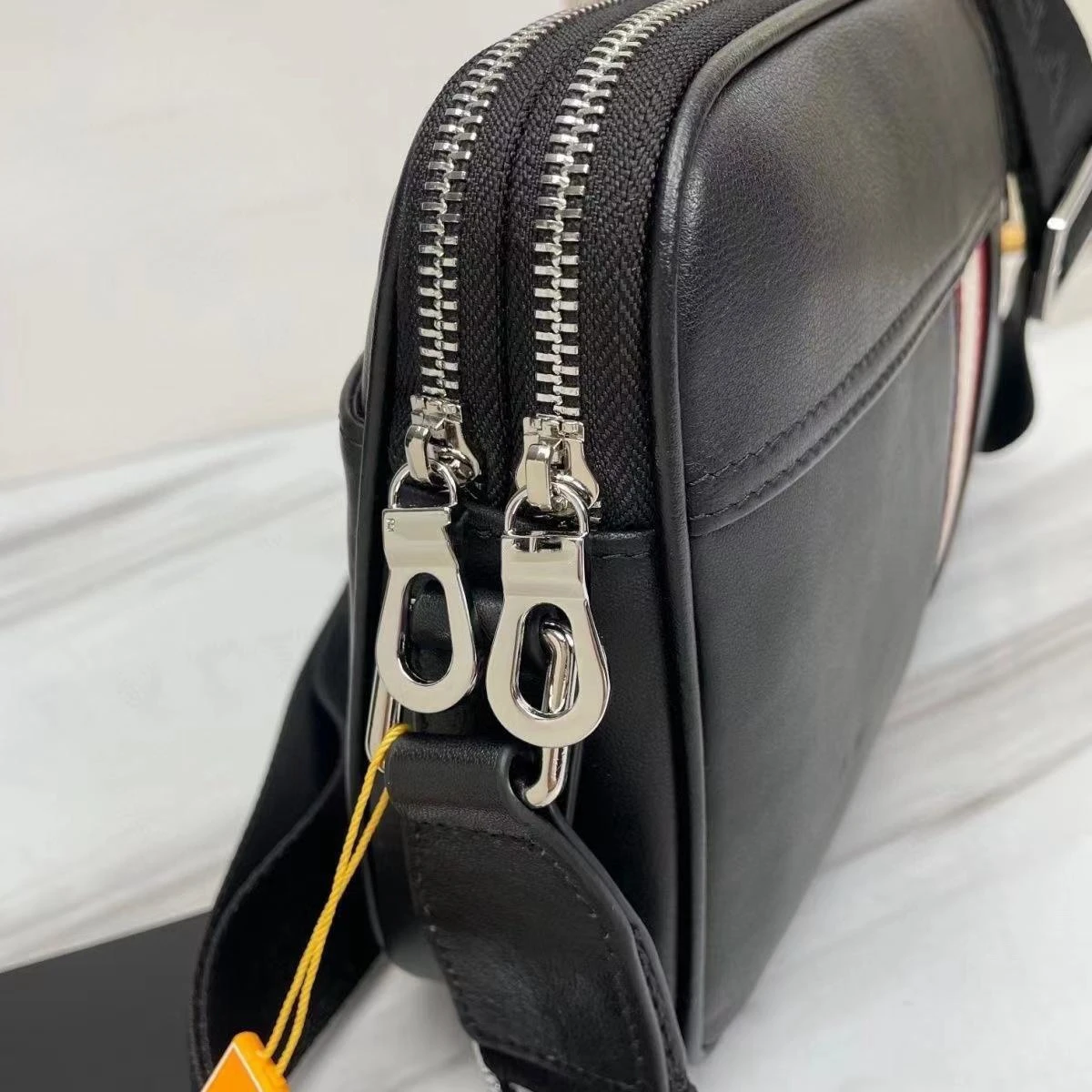 Fashion B Style Shoulder Bag Men's Casual Business Commuter Shoulder Bag Crossbody Bag Genuine Leather High Quality Chest Bag