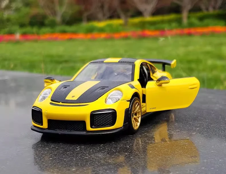 Amazon.com: Maisto Porsche 911 GT2 RS Yellow with Carbon