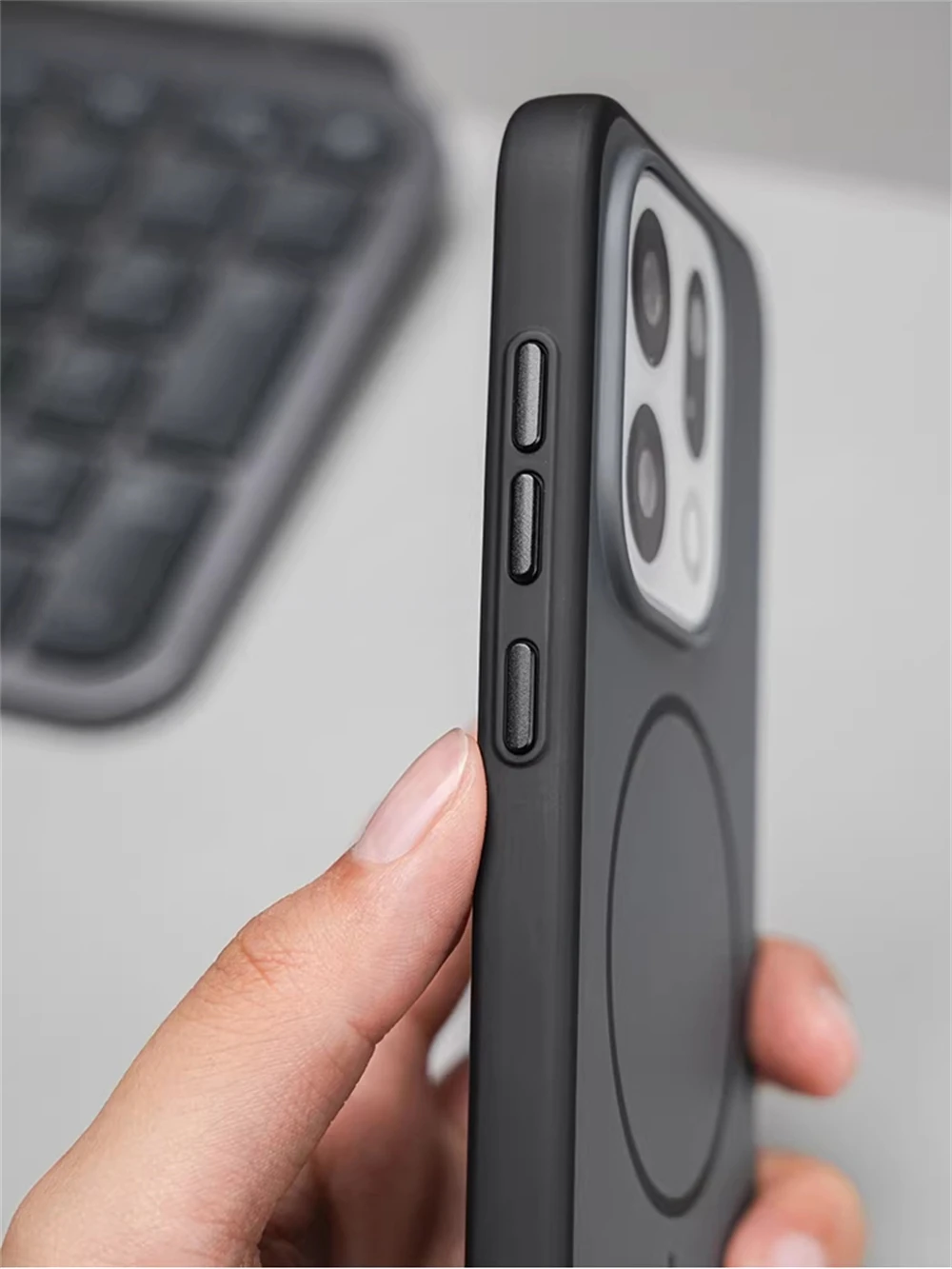 Magnetic Luxury Shockproof Anti-Fall Protective Case with Comfortable Feel and Bumper Shell Design