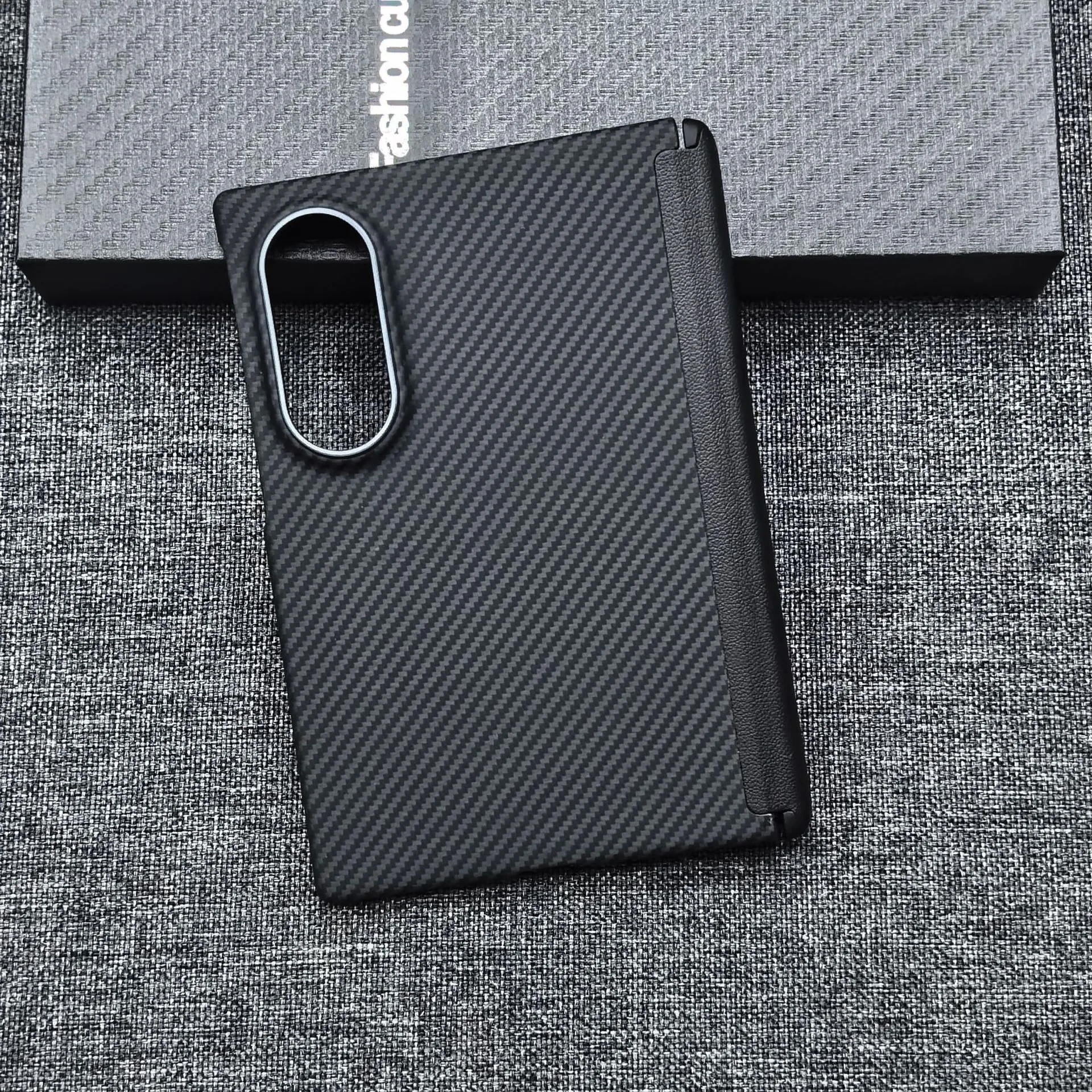 Wide Case with Carbon Fiber Texture and Magnetic Magsafe Compatibility