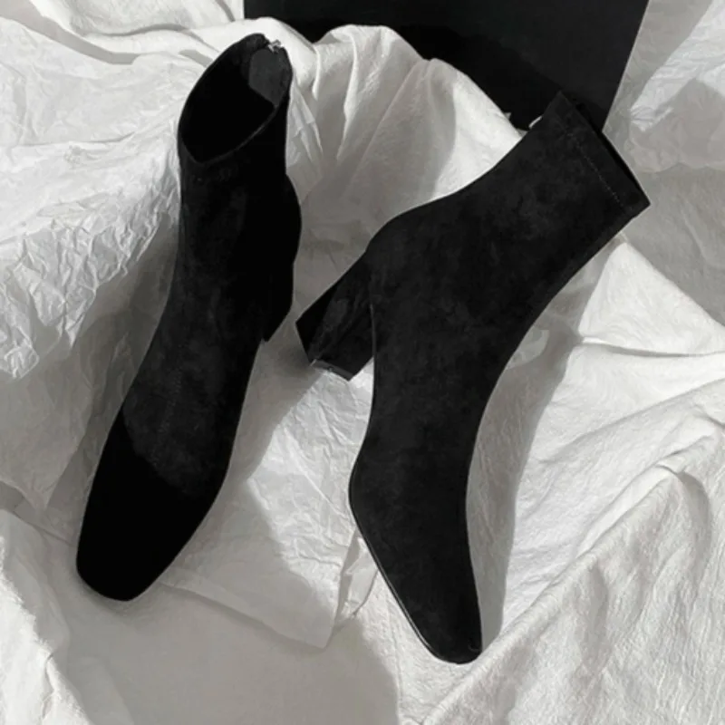 أحذية بوت قصيرة بكعب مربع