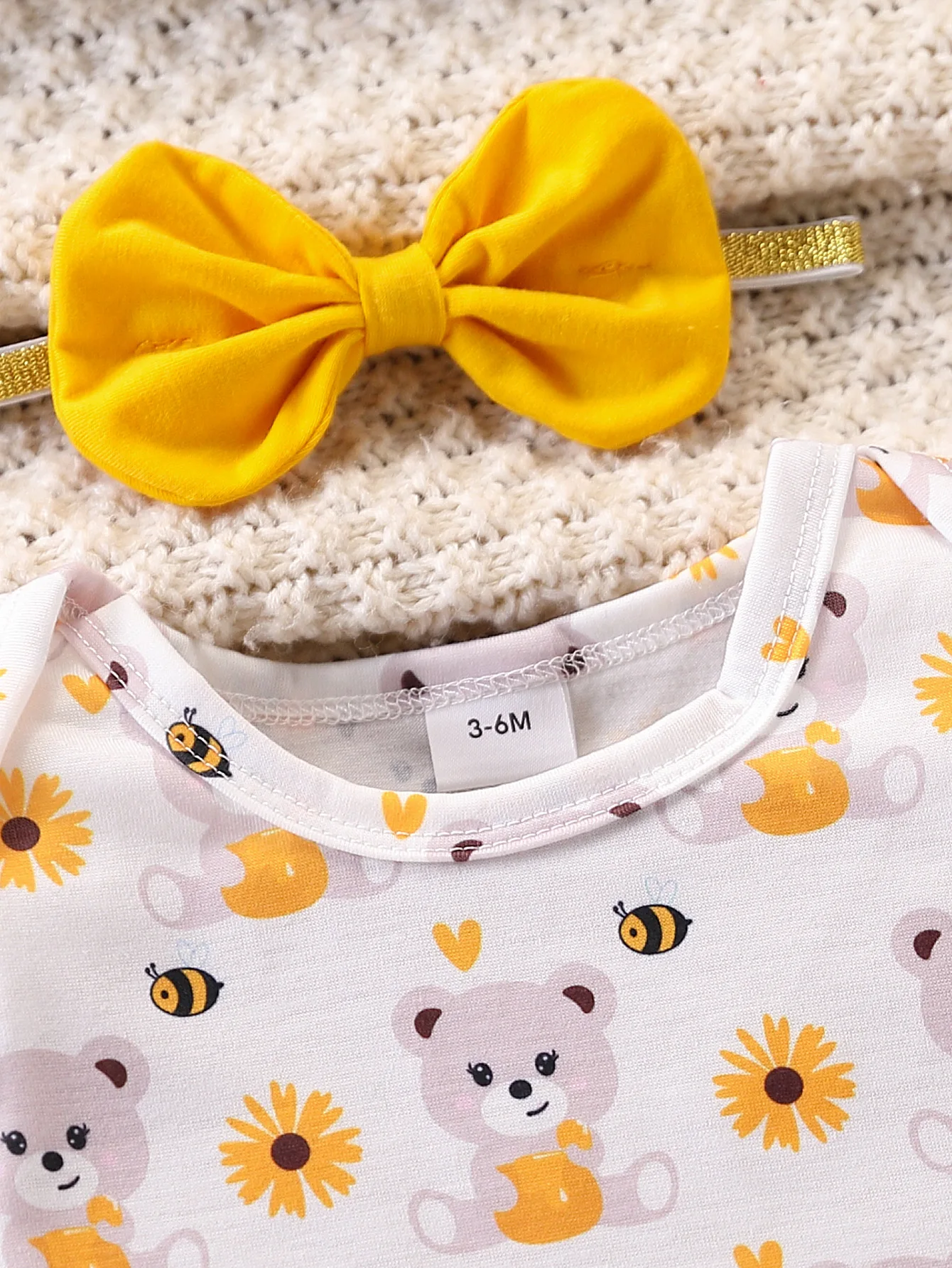 【달콤하고 귀여운 곰돌이】여아 데님 오버올 세트: 3D 곰 패치 허니자 데님 오버올 + 해바라기 프린트 탑 + 리본 머리띠 - 봄/여름 외출용 3피스 세트