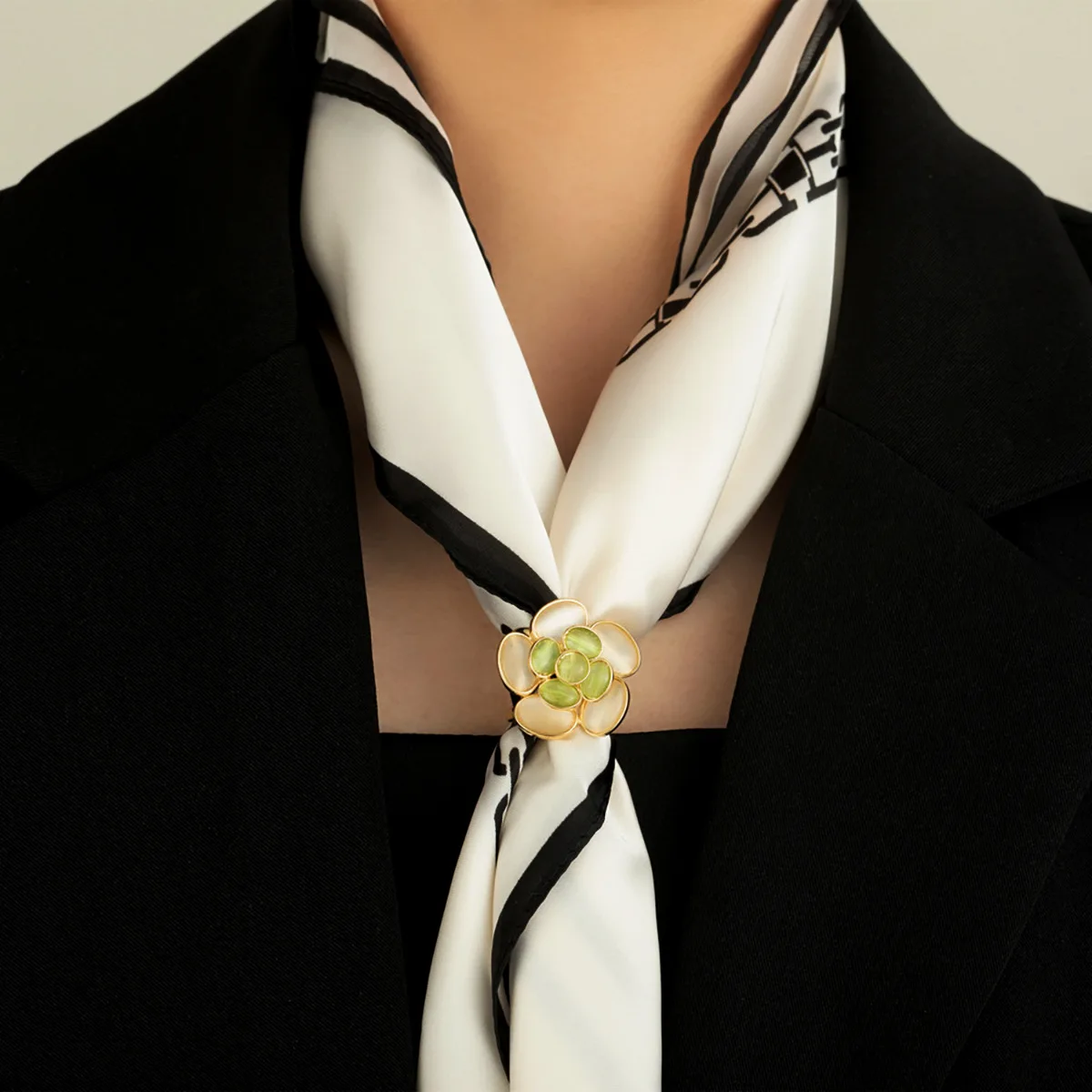 Little Fragrance CHA Flower Silk Scarf Buckle Is Fashionable And Versatile, Opal Flower Scarf Buckle Is Popular Corner Buckle