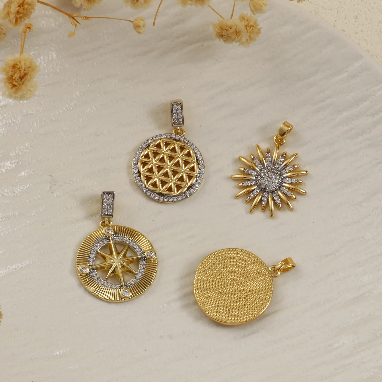 1 Stück Messinganhänger, 18 Karat vergoldet, Sonnenblumenstern, Mikropavé-Fassung mit klaren Zirkonia, zum Selbermachen von Halsketten und Schmuck_voghion.com