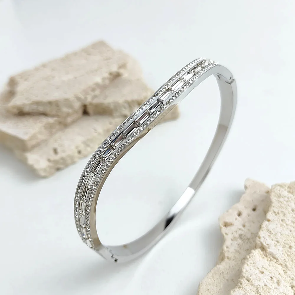 Fashionable and simple style diamond-inlaid stainless steel 18K feminine bracelet, worn in casual, work and other scenarios 3