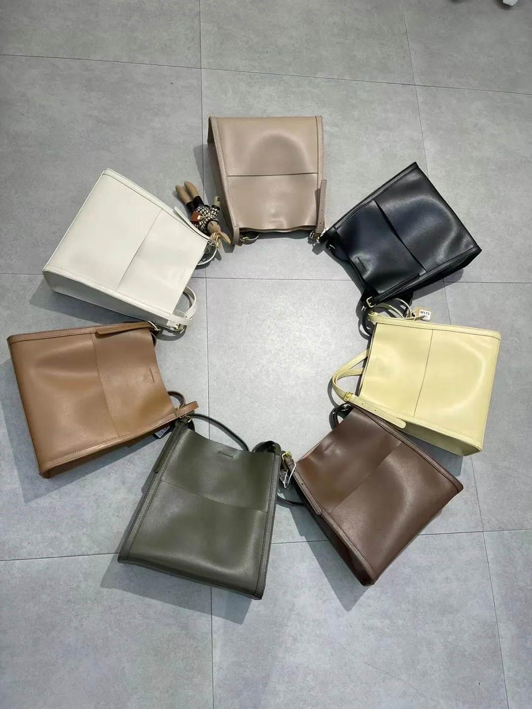 

2023 New High Capacity Cowhide Design Bag Women's Fashion Commuter Underarm Bag Handbag