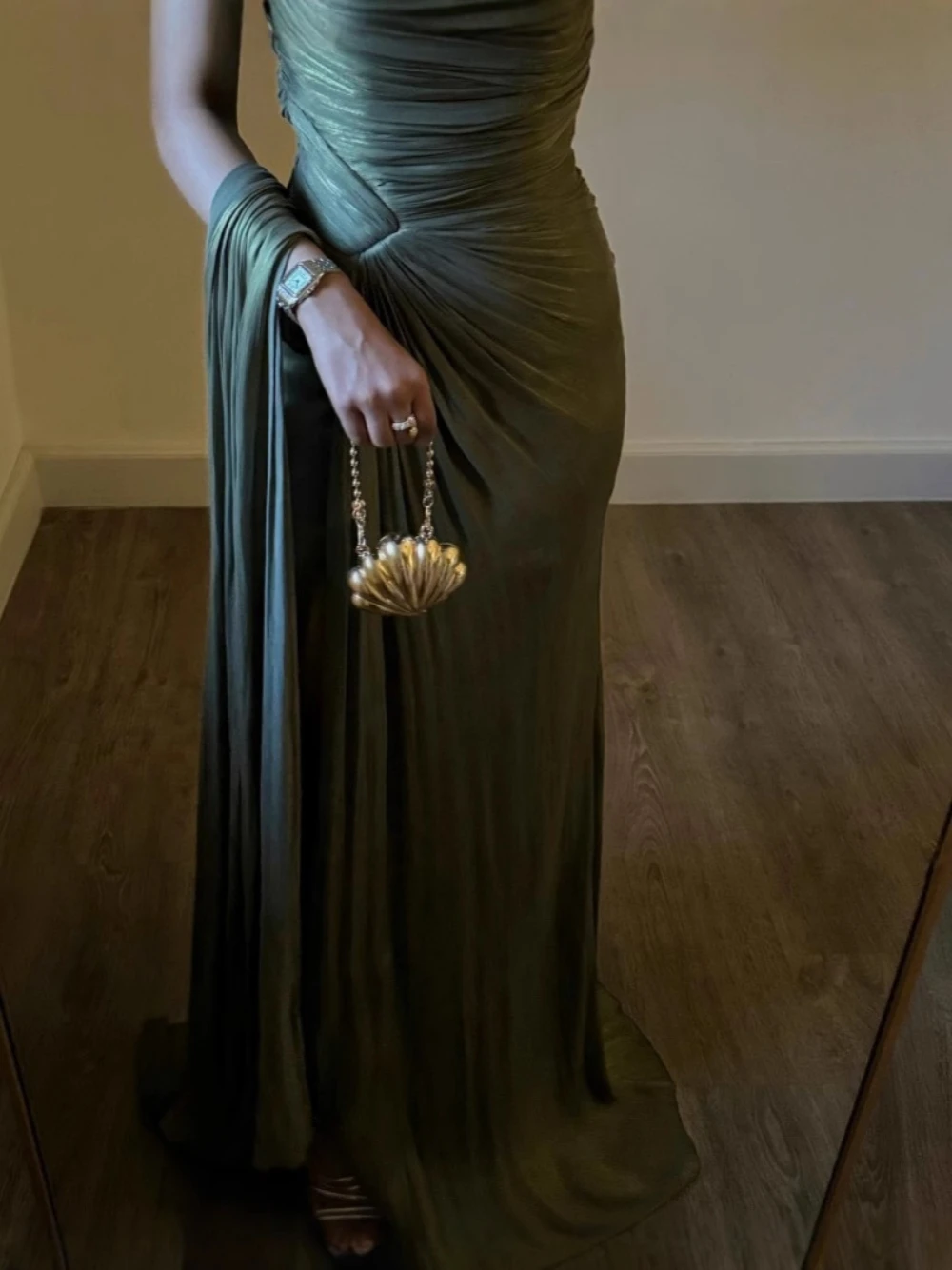 فستان زيتي بتصميم كتف واحد وثنيات أنيقة