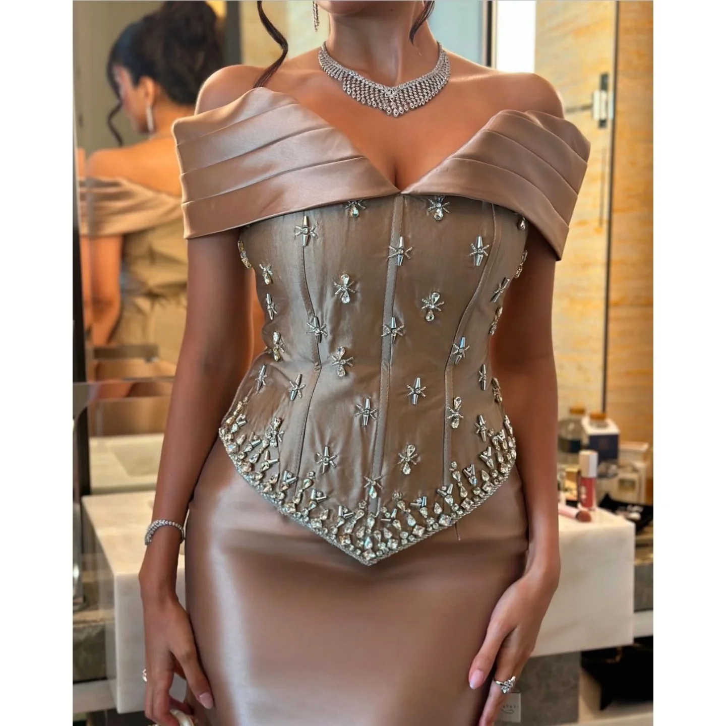 فساتين سهرة كريستالية طول الأرض مطرزة بالترتر فسات...