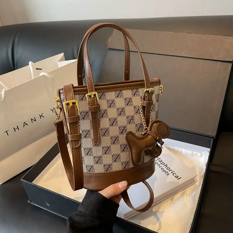 

Popular Small Bag Women's 2024 New Versatile Crossbody Bag with High Quality Texture, Small Handheld Bucket