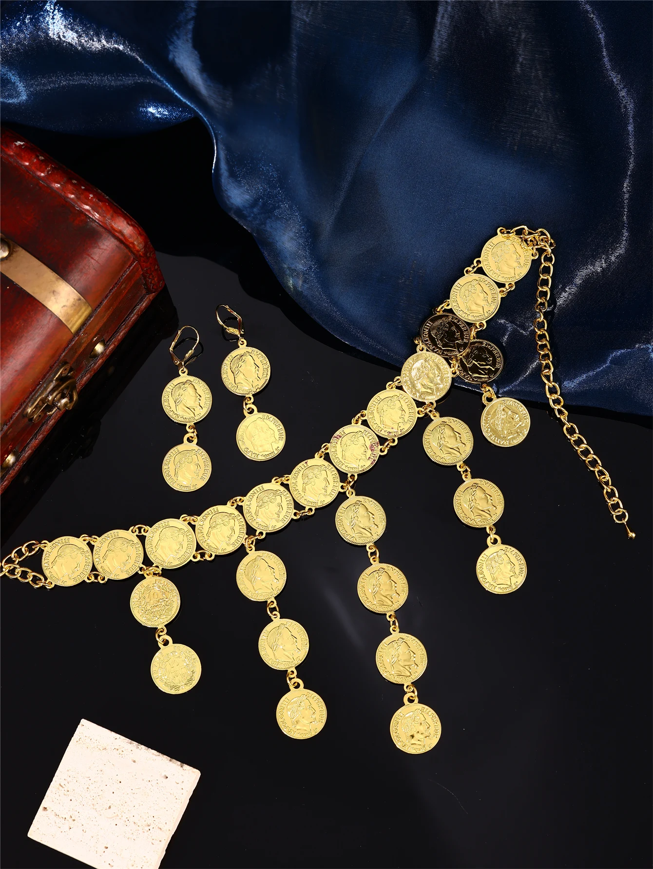 طقم ليرات ذهبي متدلي – عقد مع أقراط بتصميم تراثي ف...