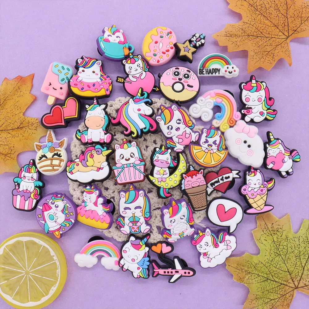 Árusít Kiskereskedelem 1pcs PVC Félcipő charms aranyos Unikornis Fehérítőszer Besötétedik Rainbow kiegészítők cipők Felcsatol dekorációs számára gyerekeknek Félfogadás Jelenlevő