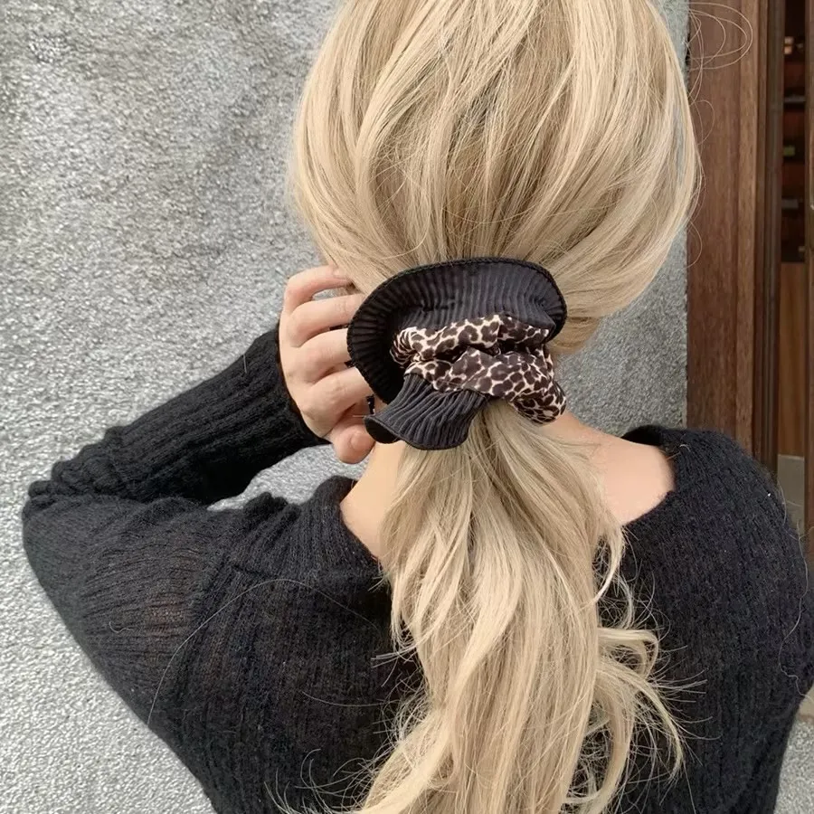 Cravatta elastica per capelli con volant con stampa leopardata, un accessorio per capelli da donna alla moda in stile retrò. - immagine 2