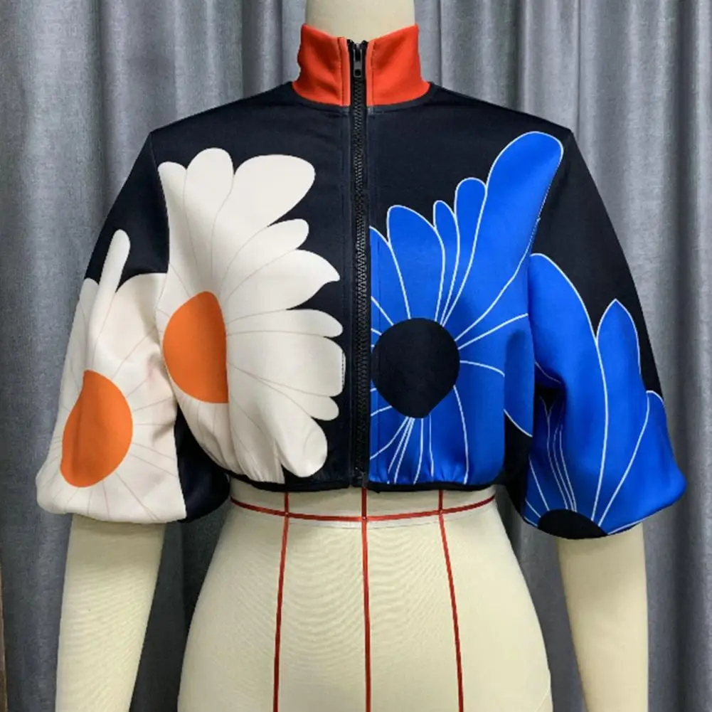 

Куртка женская демисезонная с воротником-стойкой и принтом в горошек