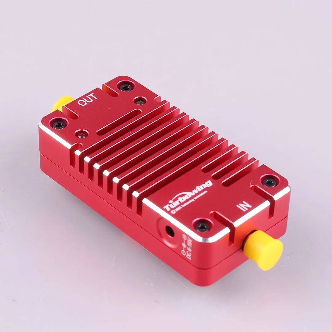 Amplificateur de puissance 2.4GHz 4W pour télécommande de drone installé sur une télécommande, câbles connectés.