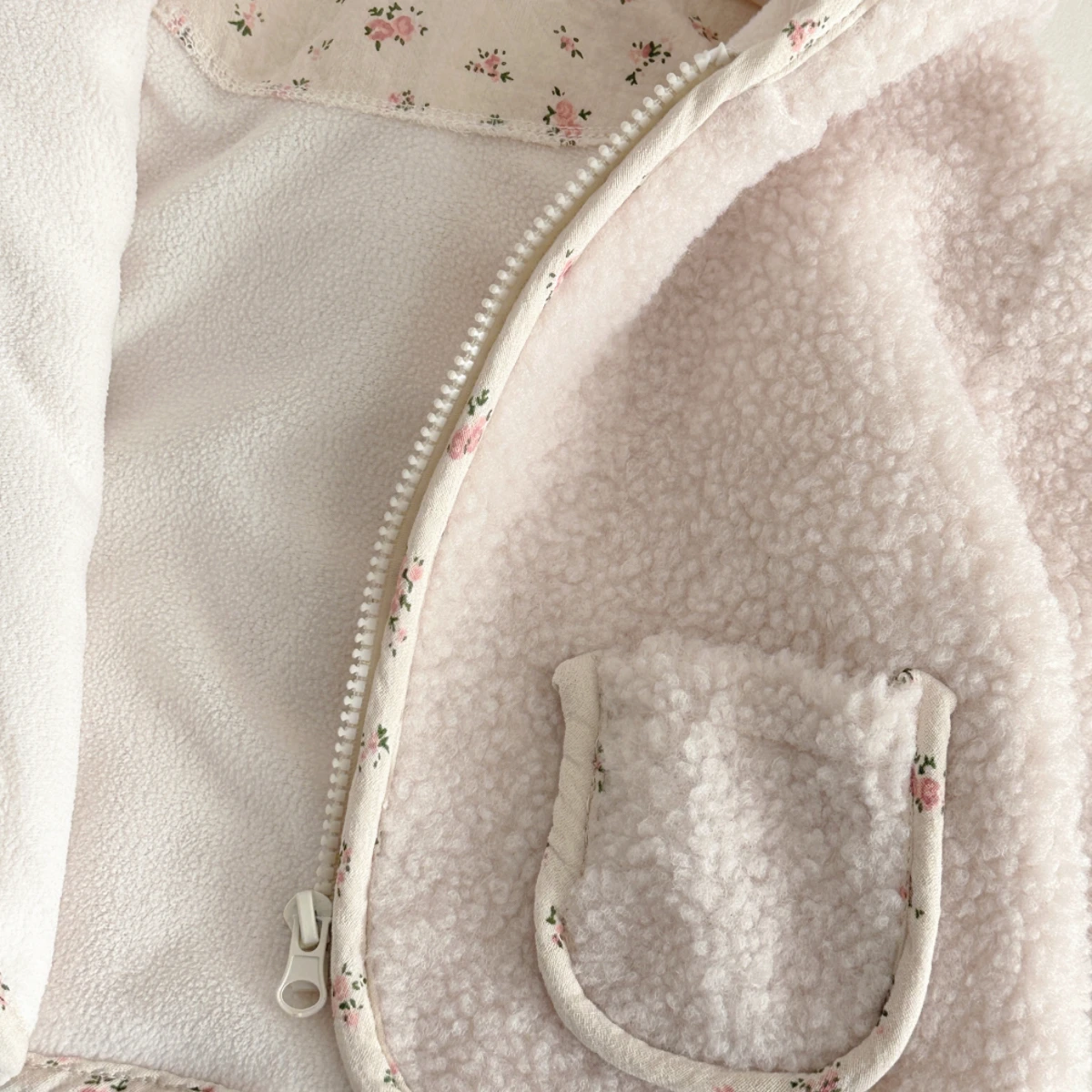 Modische Winterjacke für Babymädchen, Dicke Plüsch-Kapuzenjacke für Kleinkinder, Warme Blumenmuster-Mantel für Babys, Oberbekleidung 0-3 Jahre – Detail 6