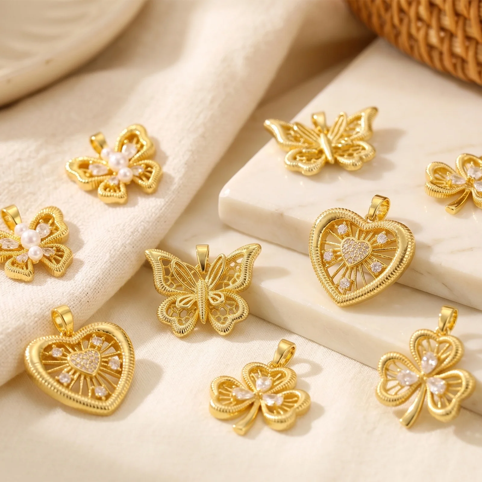 2 Stück Blumen-Schmetterling-Herz-Anhänger mit klaren Zirkonia-Steinen, 18K vergoldet, hohle Messinganhänger mit Spitzenmuster, DIY-Halskette, Schmuck Großhandel
