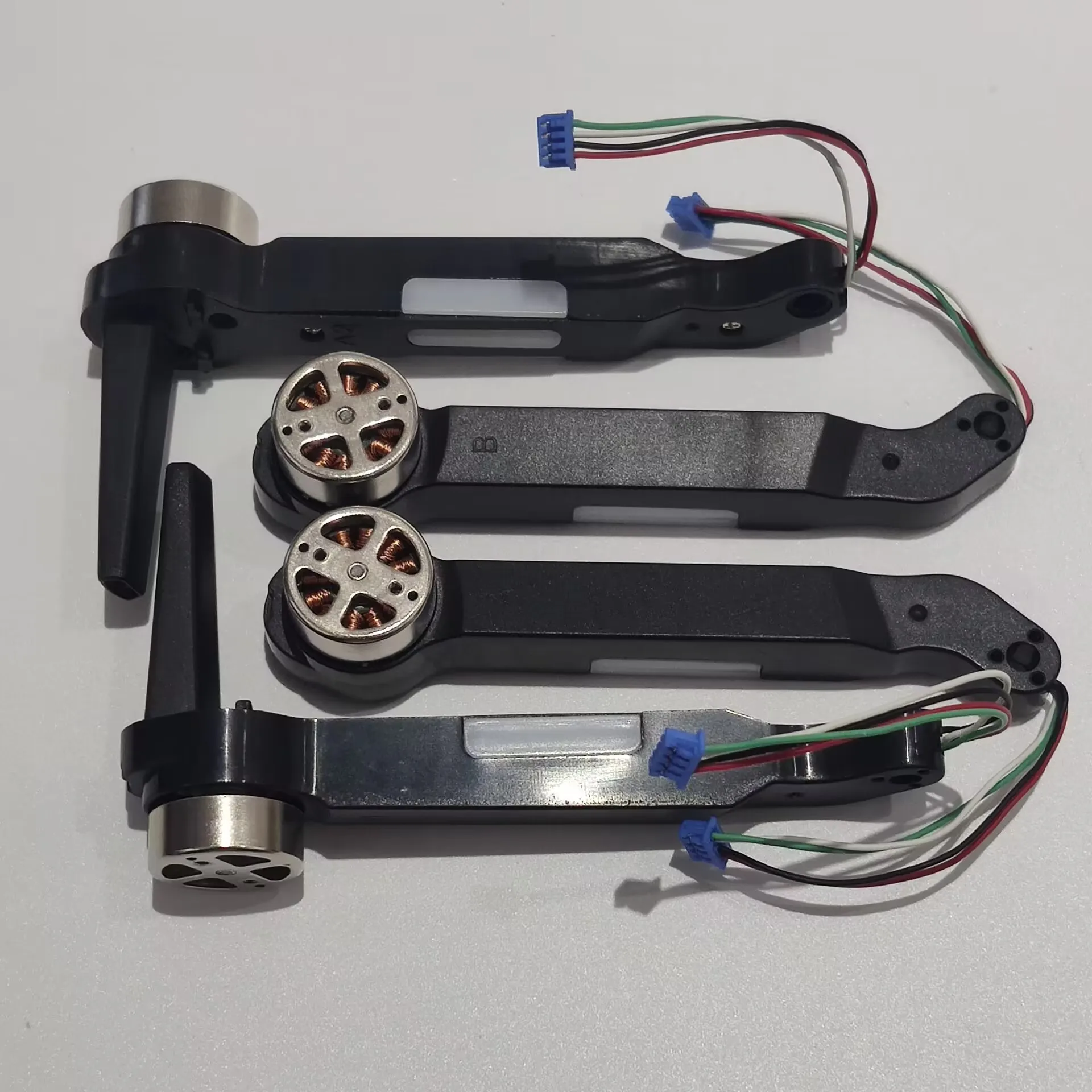 

Квадрокоптер M1S с тремя камерами, полная комплектация/4 шт., запчасти для дистанционного управления воздушной фотосъемкой, бесщеточный рычаг двигателя