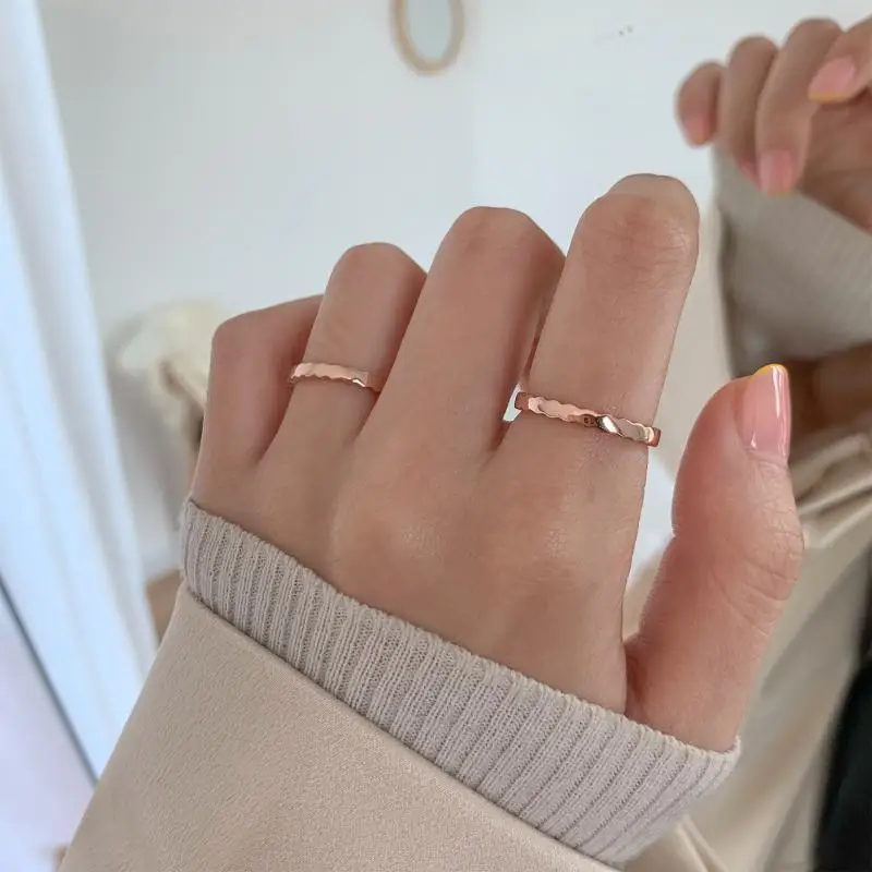 

Textured Wavy Pattern Closed Mouth Online Influencer 's Simple and Stylish Personality All-Match Knuckle Ring Women's