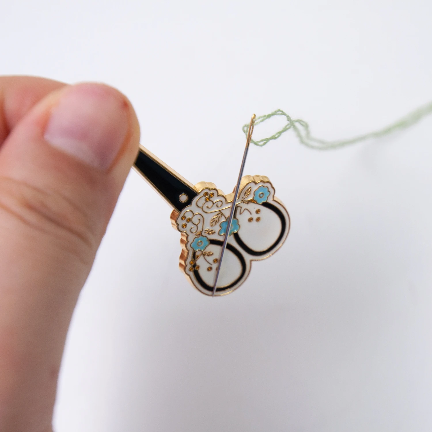 Needle Minder Sewing Magnetic Keeper Enamel Needle Pins Holder Needle Nanny with Magnet for Cross Stitch Embroidery Needlework