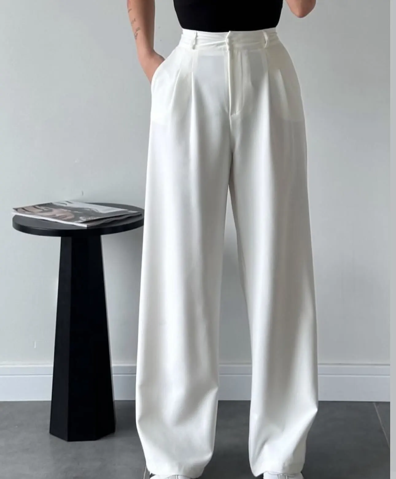 Elegant High-Waist White Trousers for Modern Women photo review