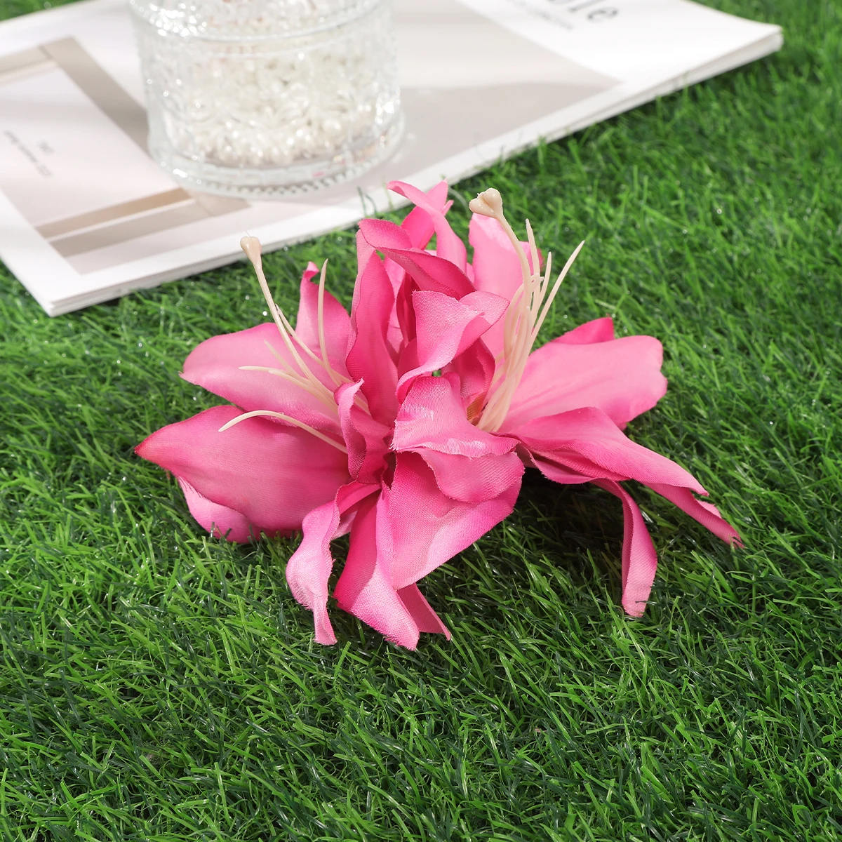 AWAYTR Haarspange mit Lilienmotiv, künstliche Haarspange mit Blumenmotiv, Valentinstags-Haarschmuck für Mädchen, Festivalgeschenk_voghion.com