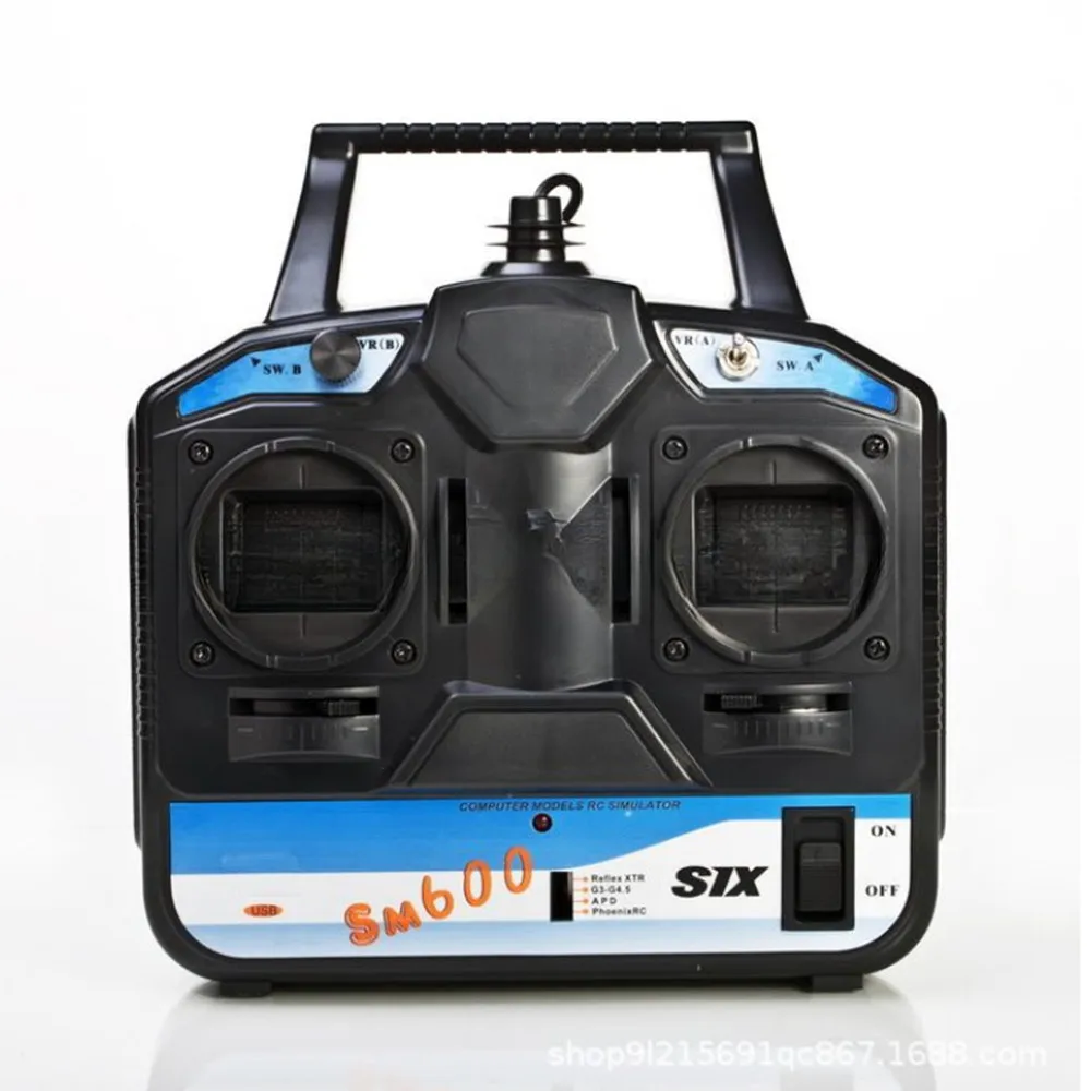 Main tenant la manette du Flysky FS-SM600 Simulateur RC 6CH, doigts sur les joysticks, prêt à piloter un planeur dans le simulateur.