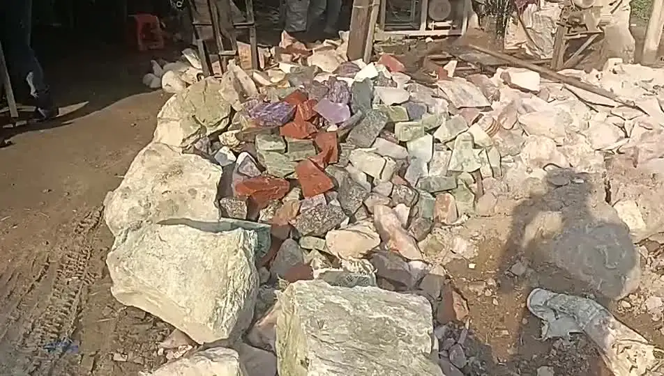 Мужская шпилька из красного агата