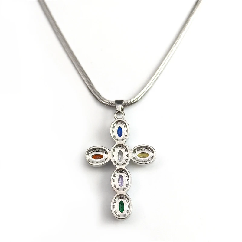 Collana con ciondolo croce alla moda per donna