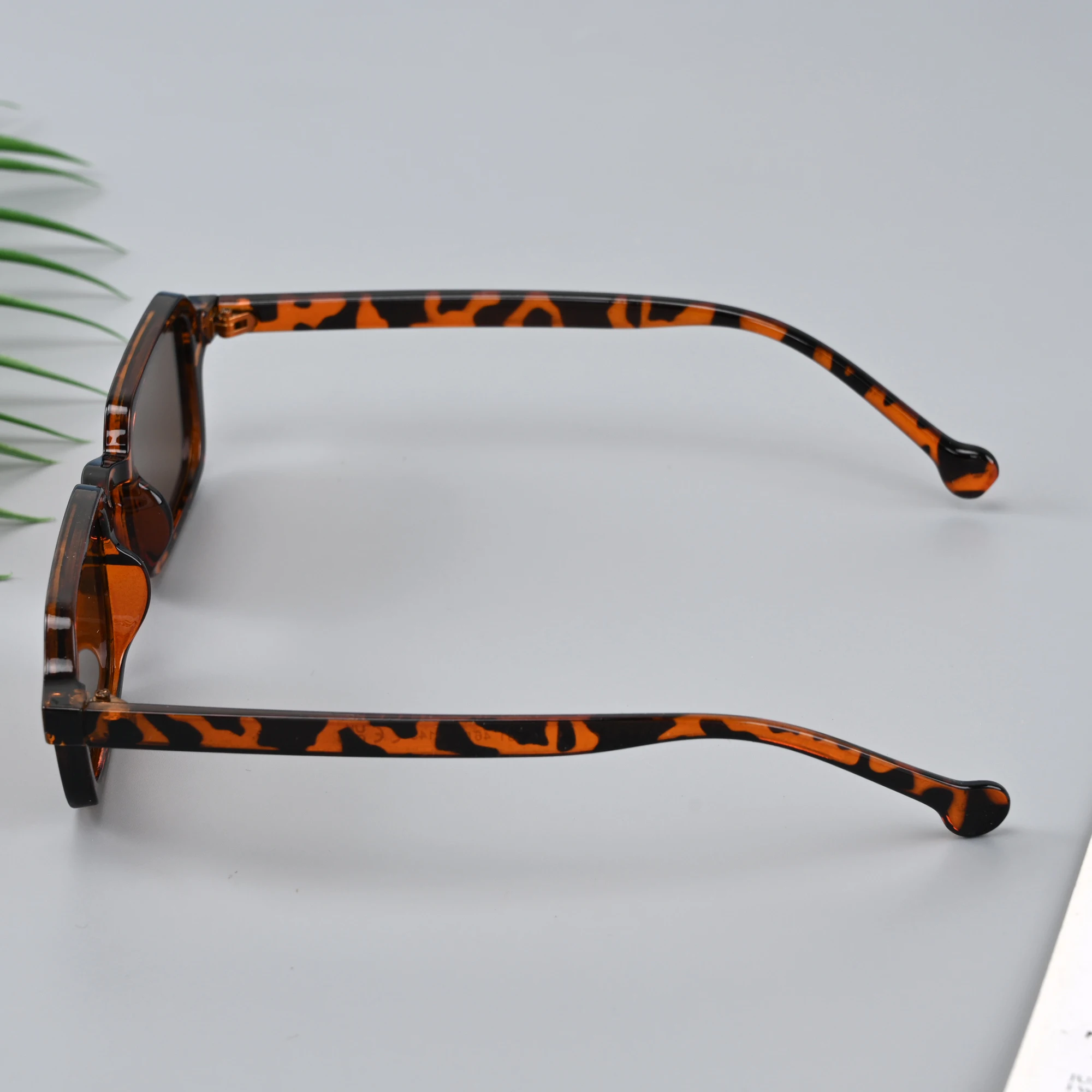 Fashion square sunglasses women men retro rivets decoration gradient shades UV400 protection sun glasses casual driving goggles