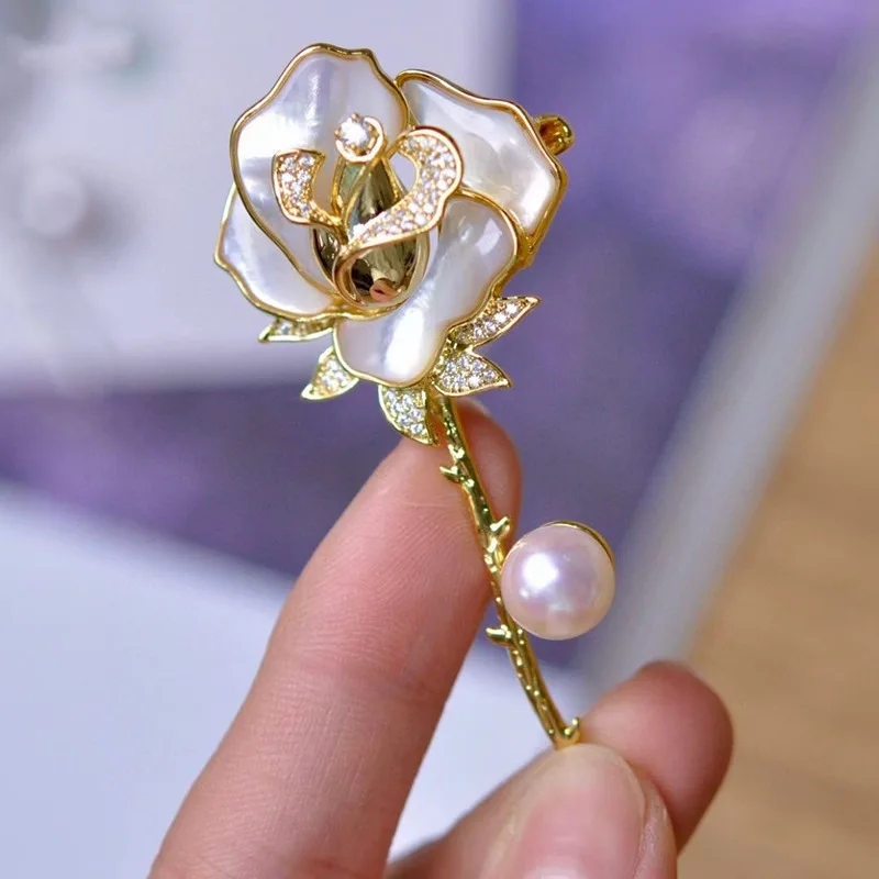 

New Exquisite Rose with Thorns Brooches Elegant Design Fashion Copper Micro-zircon Fritillary Freshwater Pearl Female Corsage