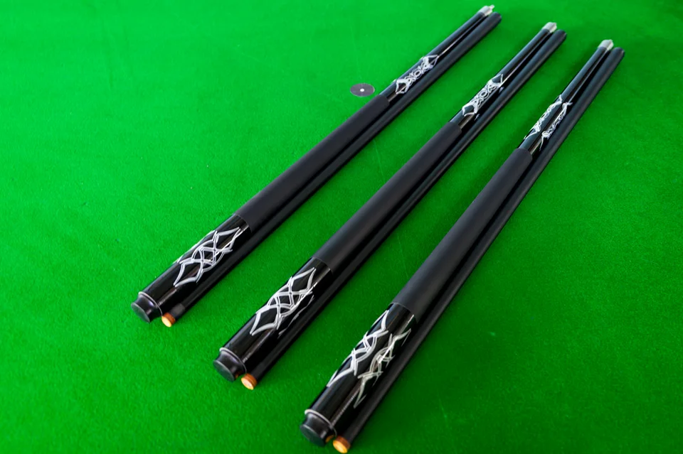 プロのカーボンファイバービリヤードキュー,先端13mm,白い線のデザイン