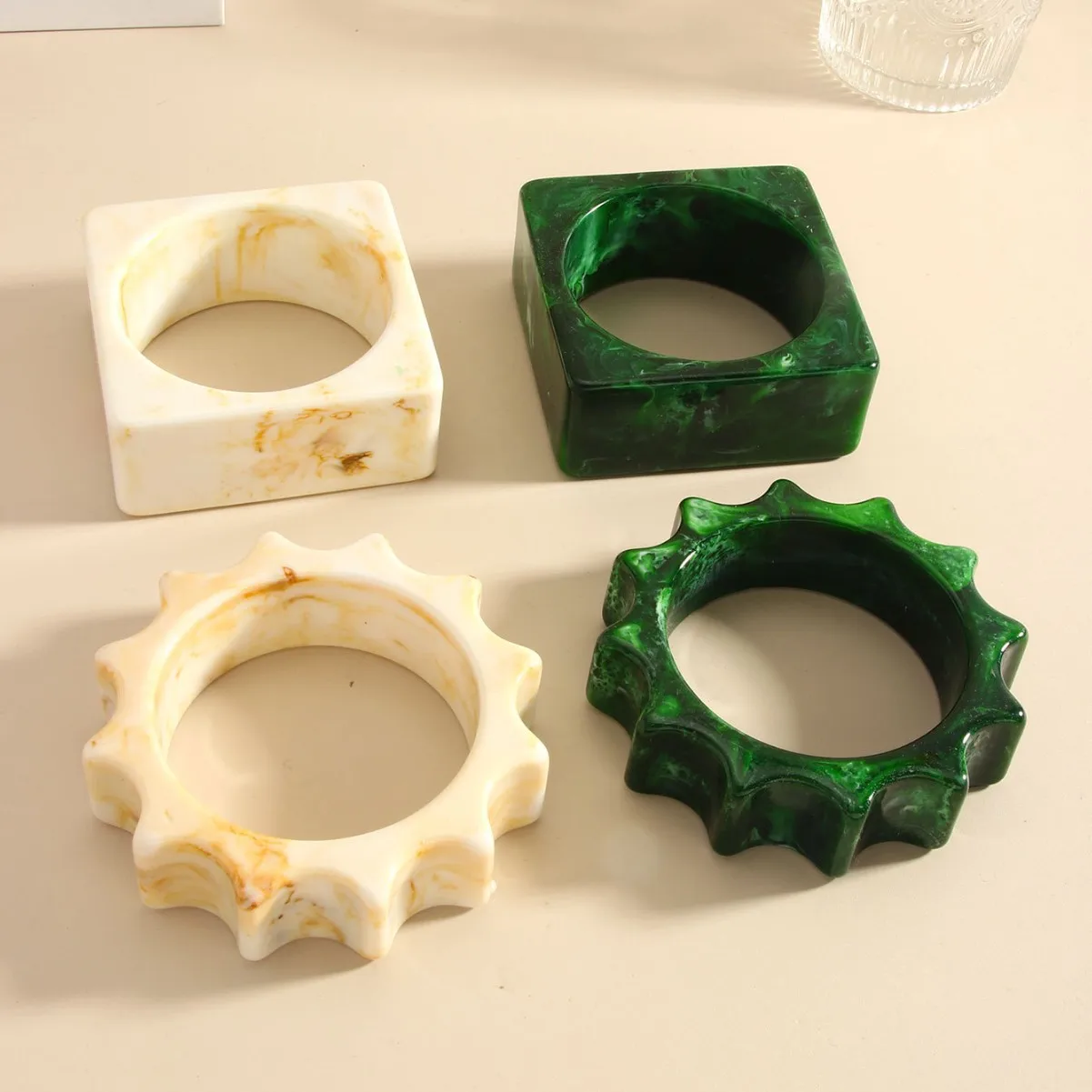 Bracelet Fin Vintage En Plastique Jaune - 2 Disponibles - Neuf Sans Emballage