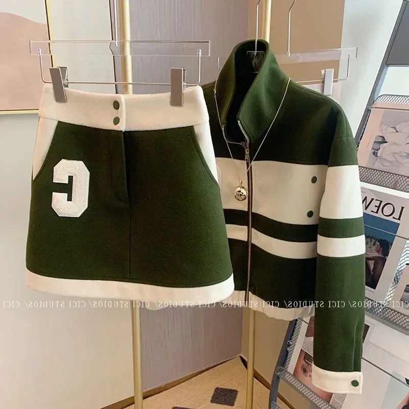 

Женский комплект с юбкой для гольфа, комплект из двух предметов, стеганая куртка от роскошного бренда, зима 2023