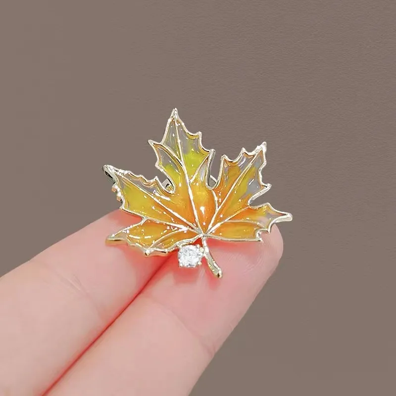 Farbe Gemalt Ahorn Blätter Design Metall Brosche Pin Zirkon Dekoration Gold Farbe Kragen Revers Broschen Pins Frauen Partei Schmuck
