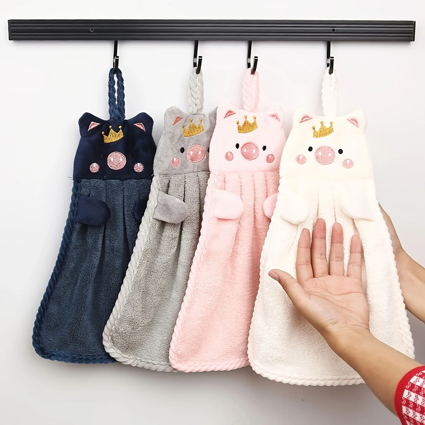 Hanging Coral Velvet Towel, Soft and Adorable Piggy Embroide Hand Towel, Bathroom,Kitchen Dishwashing Cloth, Handkerchief Cloth