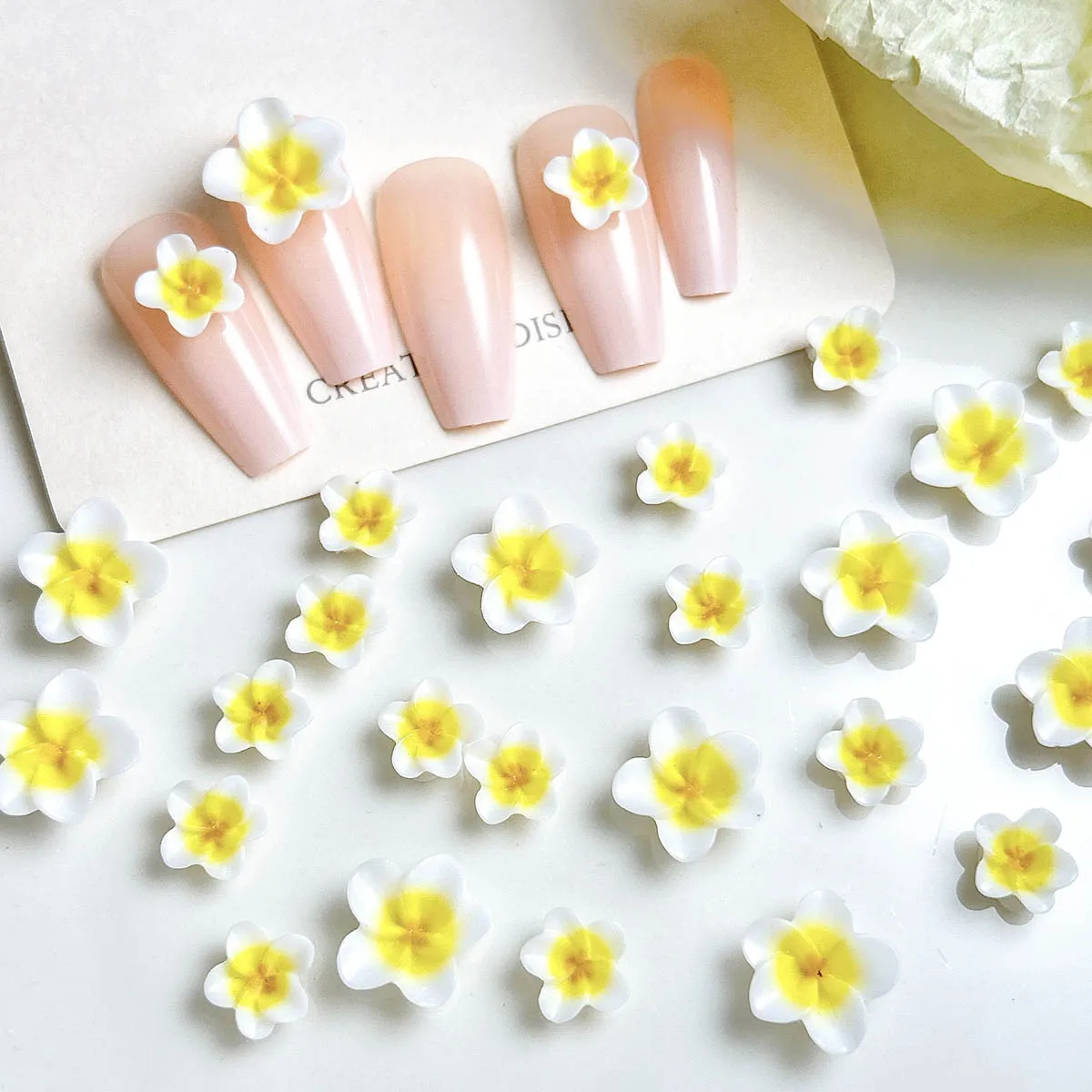 20PCS 3D 귀여운 크리 에이 티브 옐로우 화이트 플라워 네일 참 시뮬레이션 된 빛나는 수지 꽃 네일 아트 용품 DIY 머리핀 네일 데코라