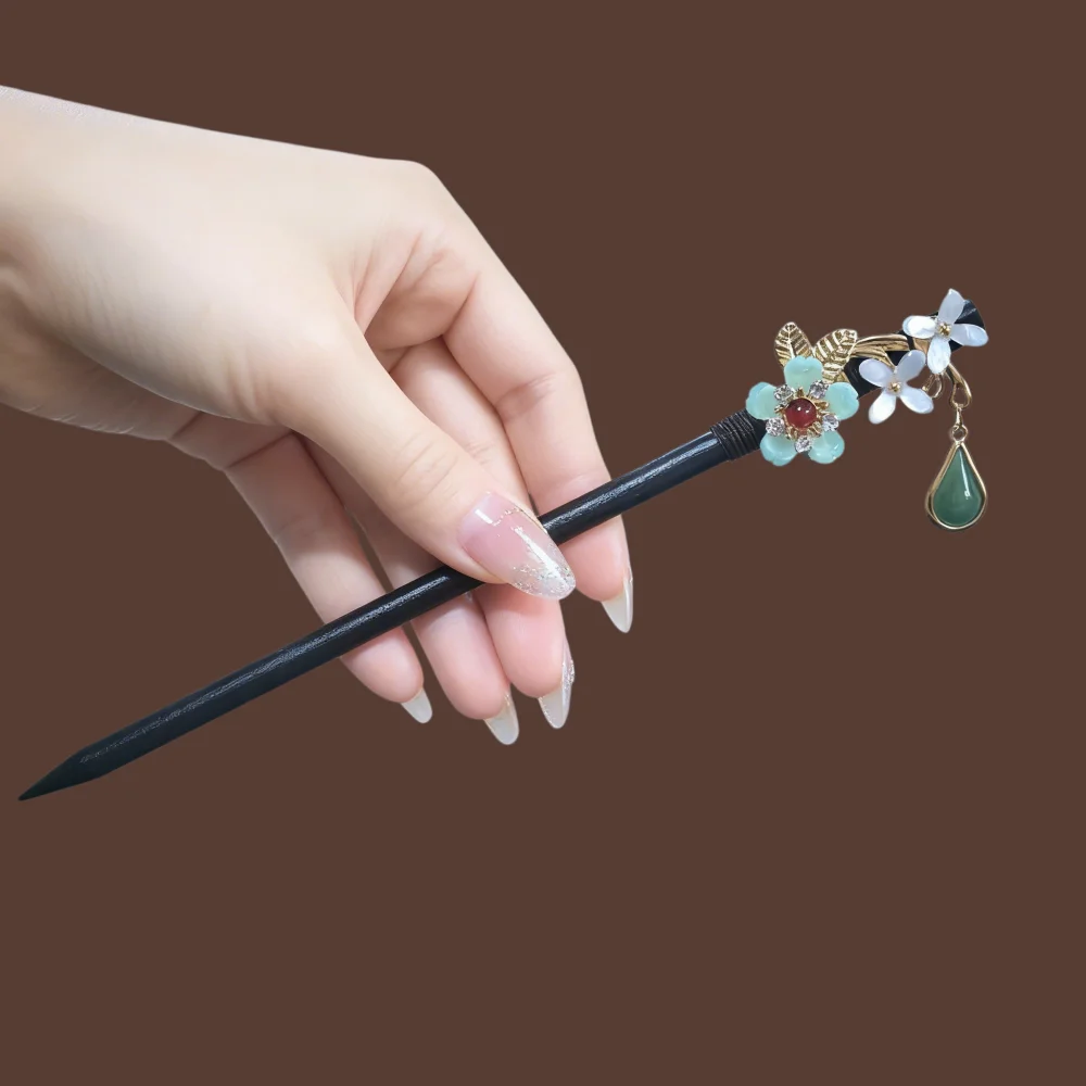 Handgefertigter Holz-Haarstab im Chinesischen Stil mit Quaste und Blume, Eleganter Haarschmuck für Damen, Geschenkidee – Detail 5