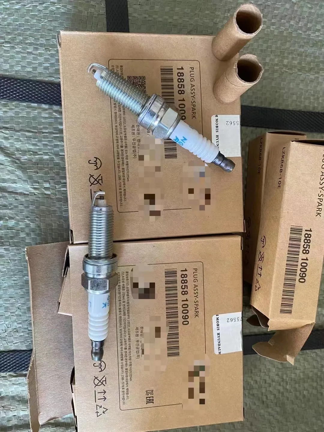 4pcs 1885810090 LZKR6B10E Ignition Spark Plug For Kia 2012 Rio Pride