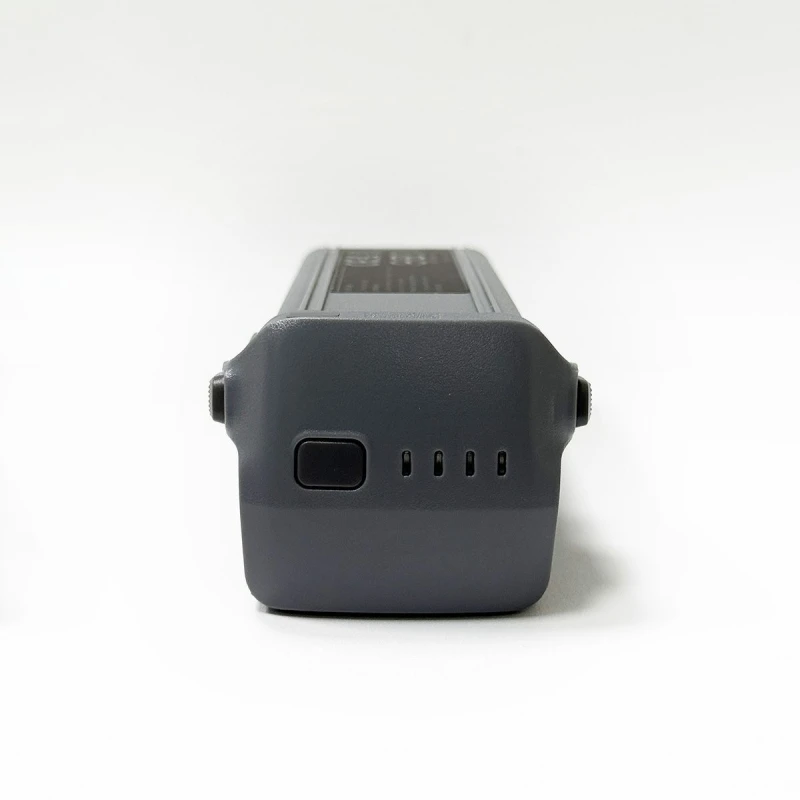 Batterie drone DJI compatible en charge rapide, branchée sur un chargeur avec voyant lumineux.