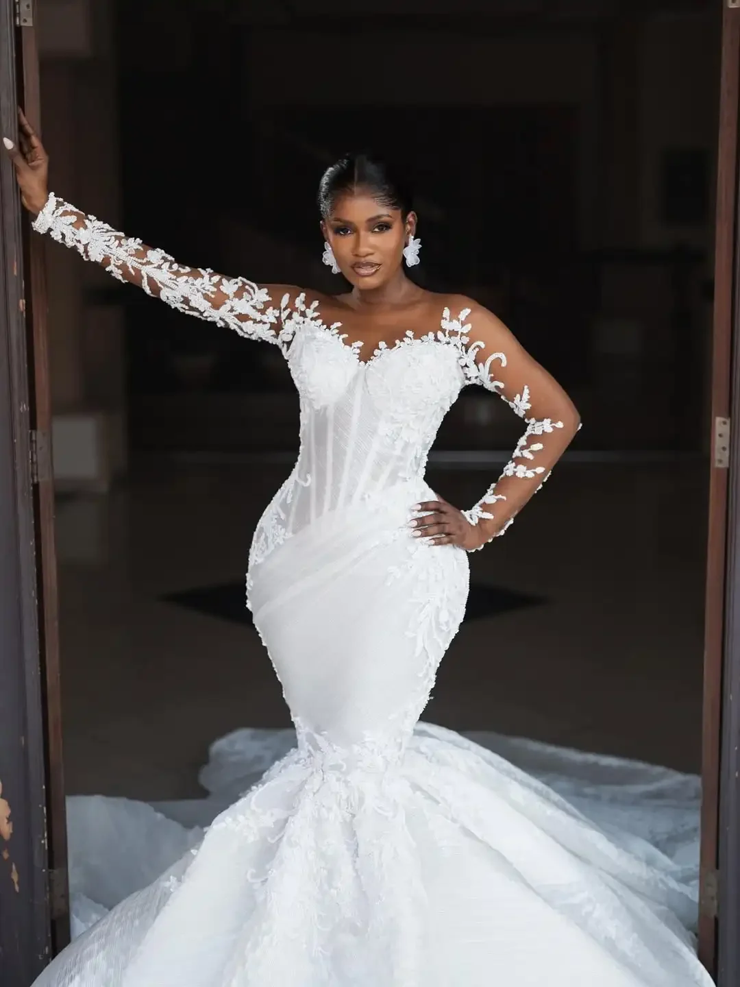 Elegantes weißes Meerjungfrau-Spitzen-Aufkleber für afrikanische Frauen, sexy V-Ausschnitt, transparent, langärmelig, nachgestelltes Tanz-Brautkleid, individuell gestaltet – Detail 2