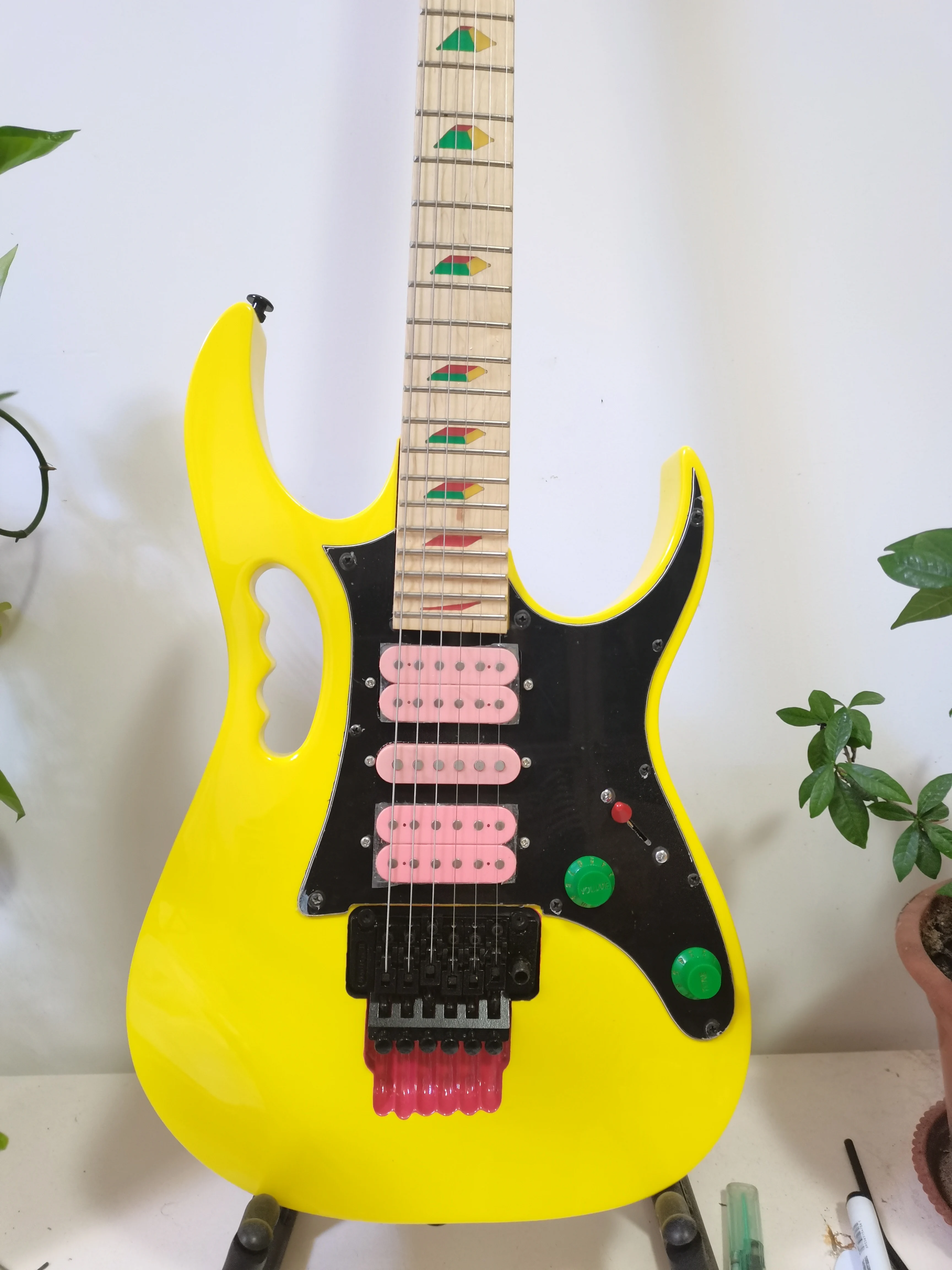 

Free transportation, 6 string electric guitar, rosewood fingerboard, can be customized.