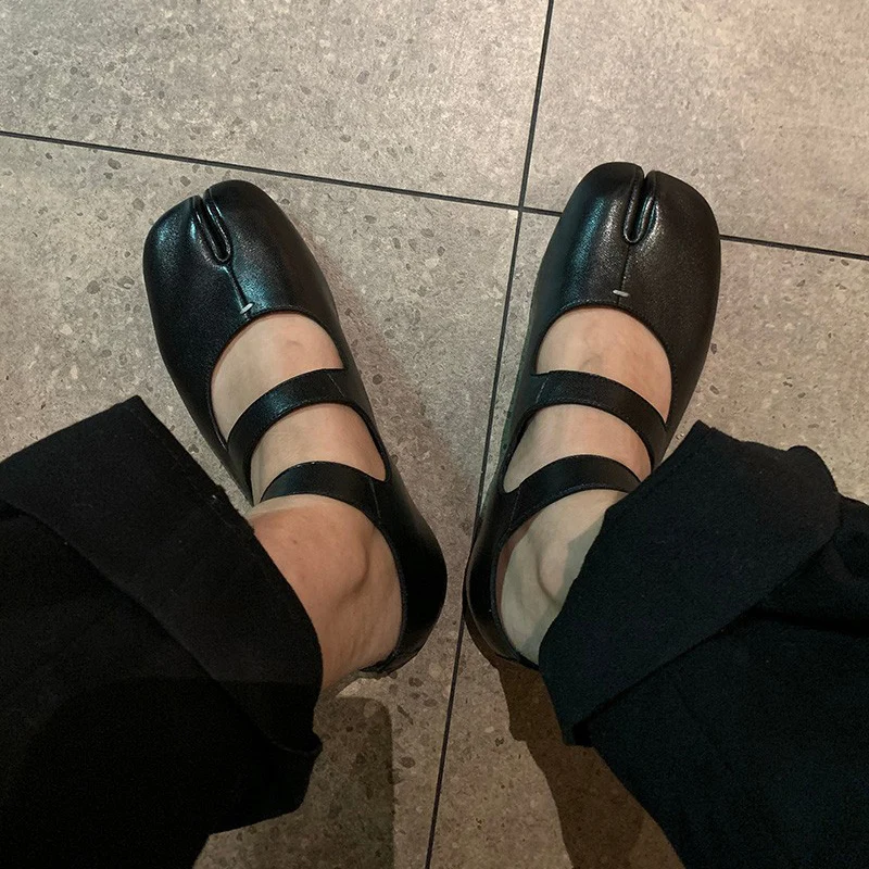 

New Split Toe Ninja Tabi Flats Women Party Shoes Women Mary Janes Shoes Female PU Leather Pig Feet Shoes Ladies zapatos de mujer