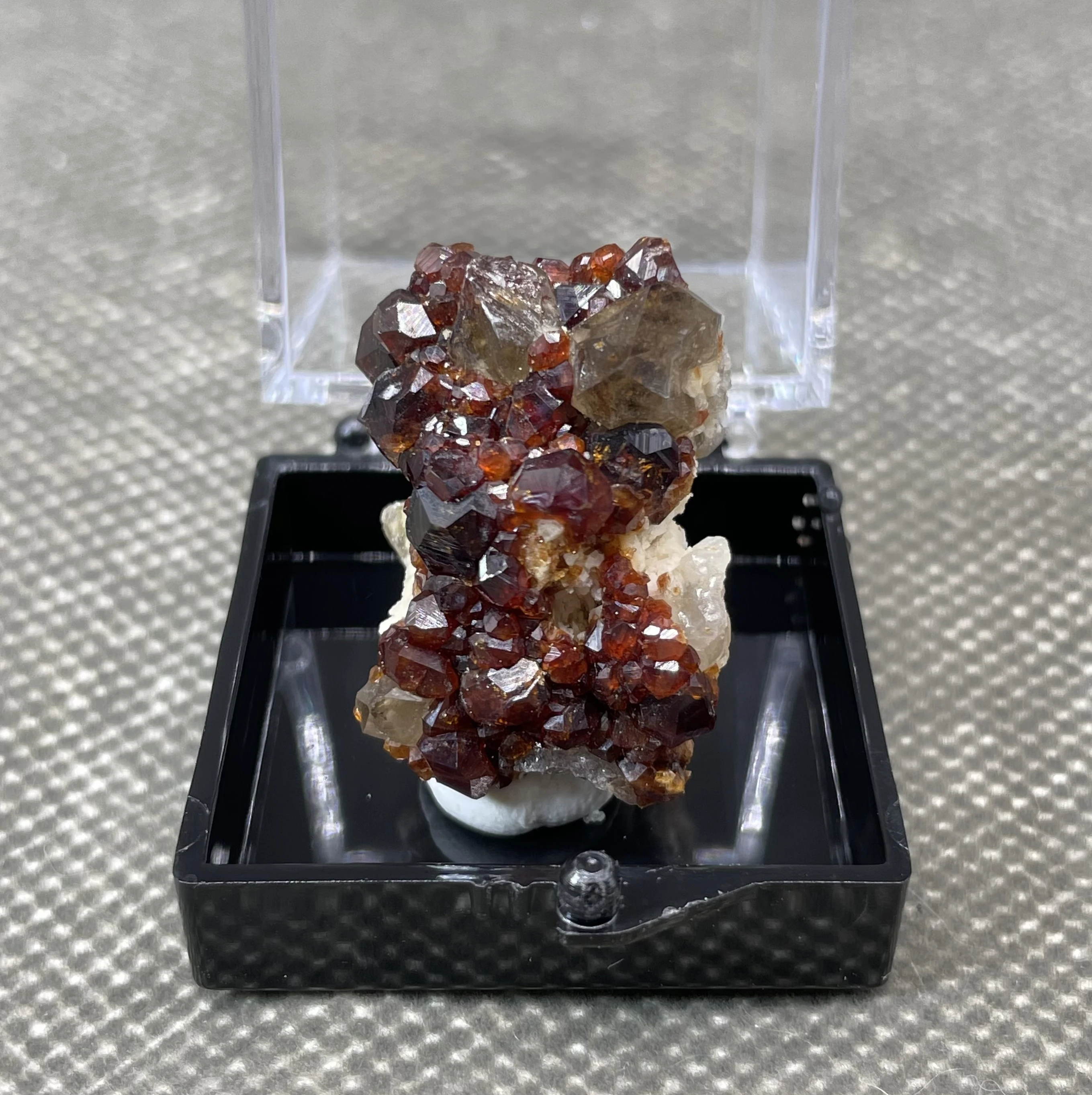 

NEW! 100% natural rare garnet and tea crystal symbiotic mineral specimens stones and crystals quartz crystals + box size 3.4cm