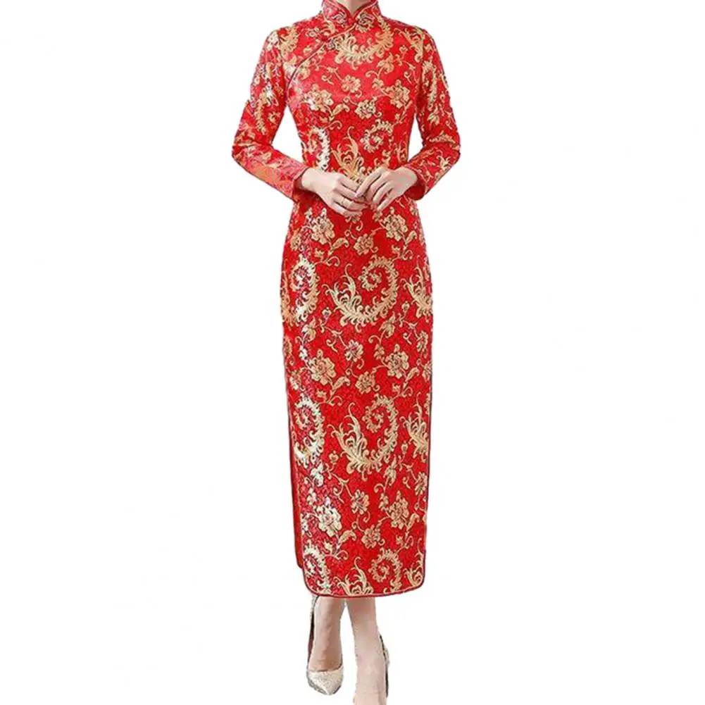 

Features: This cheongsam adopts retro prints, a buttoned stand-up collar, and a slit hem. The overall look is simple but not sim